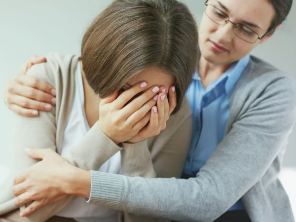 Девушку обнимает психолог