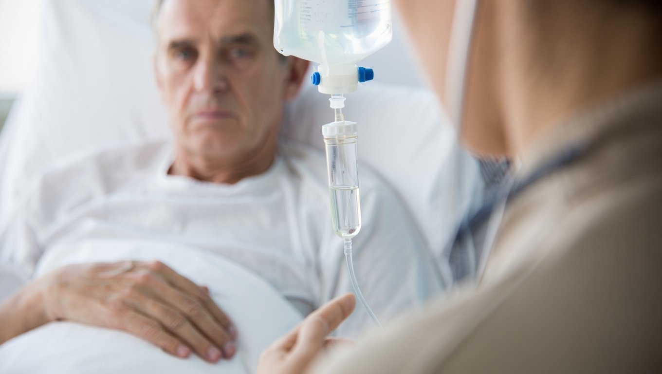 Мужчина лежит под капельницей