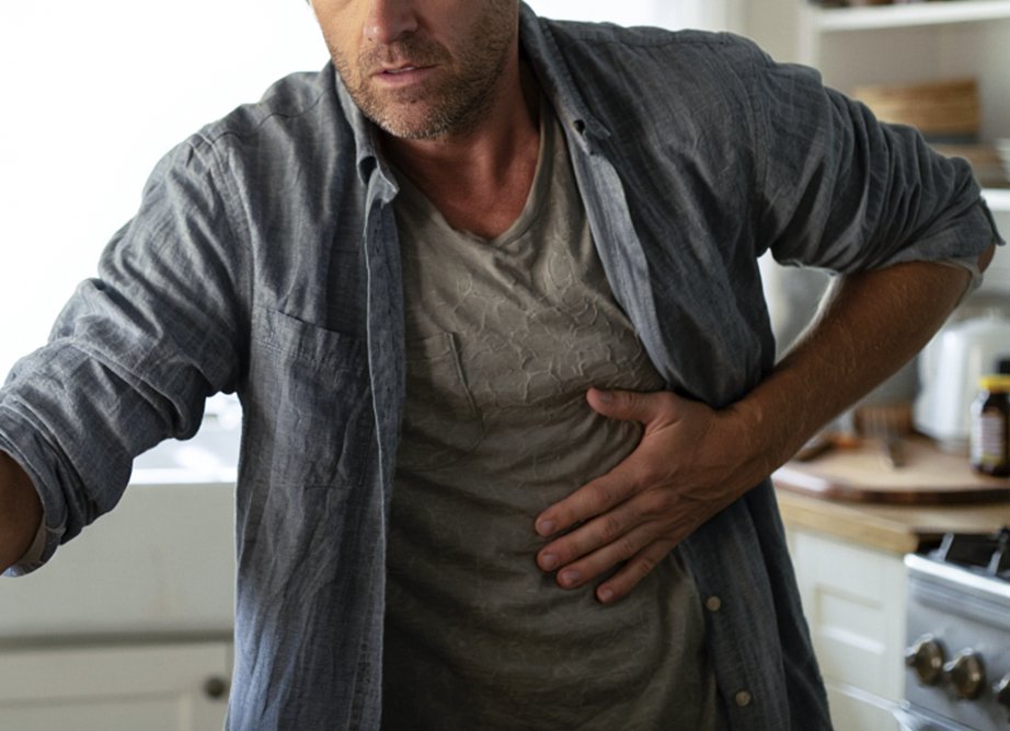 Мужчина держится за бок