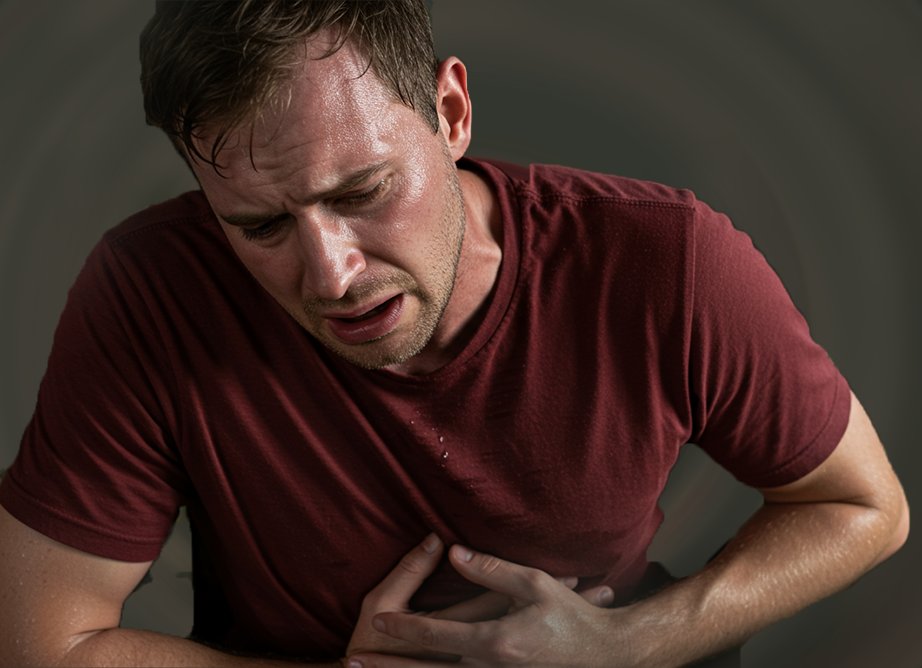 Мужчина держится за желудок