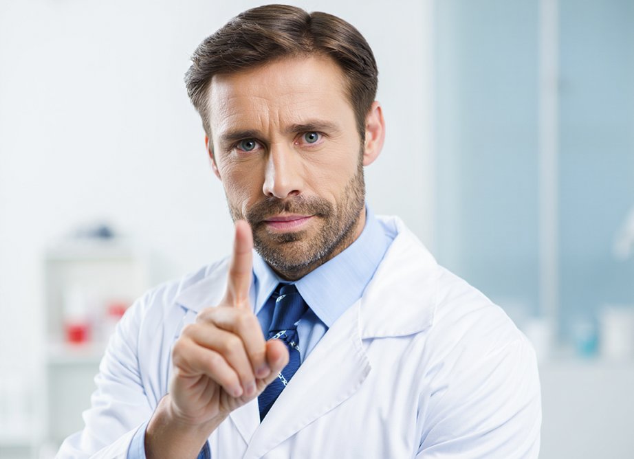 Врач указывает пальцем