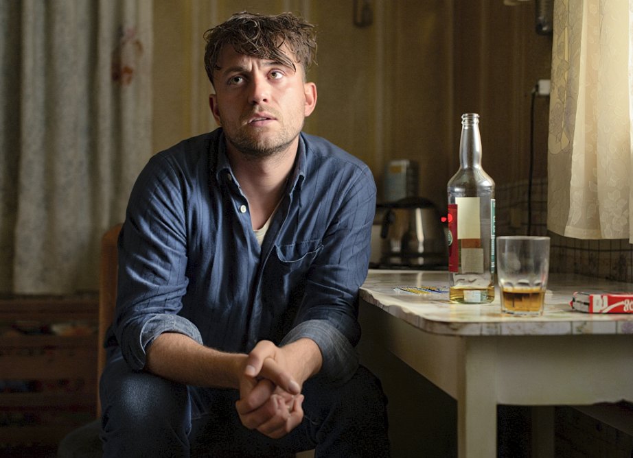 Мужчина возле стола с алкоголем