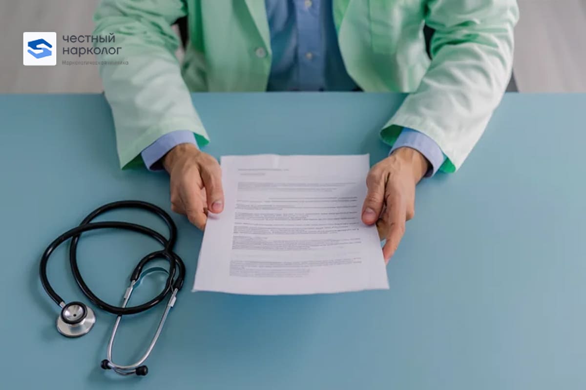 Врач сидит за столом